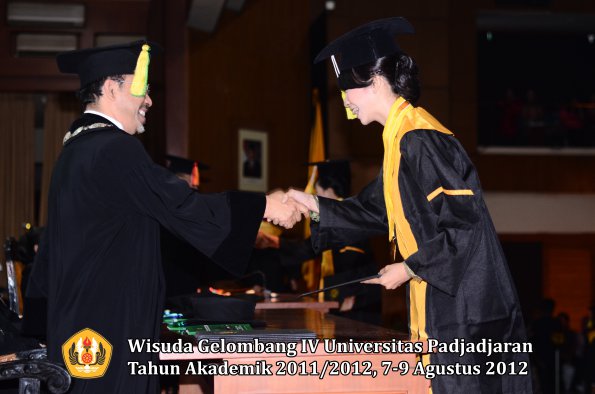 wisuda-unpad-gel-iv-2011_2012-fakultas-ilmu-komunikasi-oleh-dekan-046