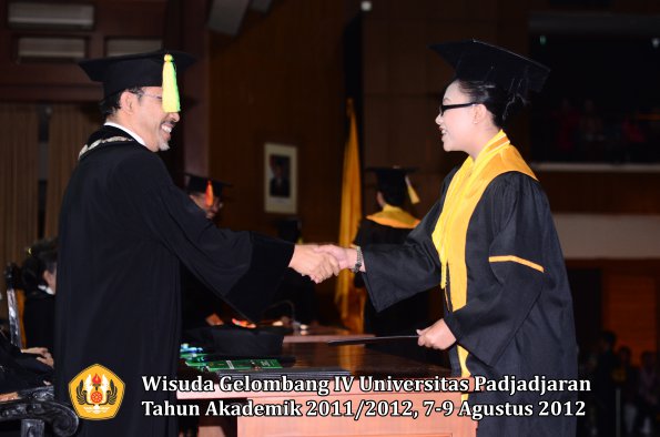 wisuda-unpad-gel-iv-2011_2012-fakultas-ilmu-komunikasi-oleh-dekan-047