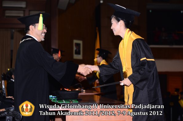 wisuda-unpad-gel-iv-2011_2012-fakultas-ilmu-komunikasi-oleh-dekan-048