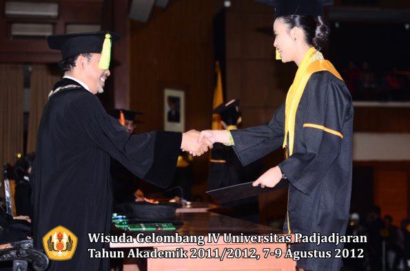 wisuda-unpad-gel-iv-2011_2012-fakultas-ilmu-komunikasi-oleh-dekan-049