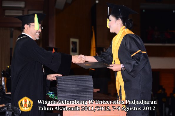 wisuda-unpad-gel-iv-2011_2012-fakultas-ilmu-komunikasi-oleh-dekan-050