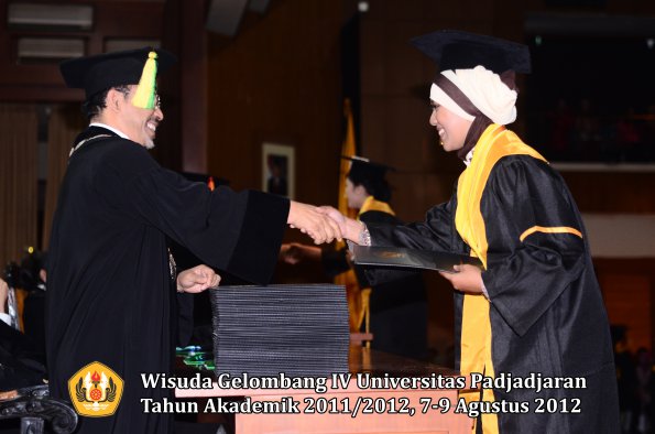 wisuda-unpad-gel-iv-2011_2012-fakultas-ilmu-komunikasi-oleh-dekan-051