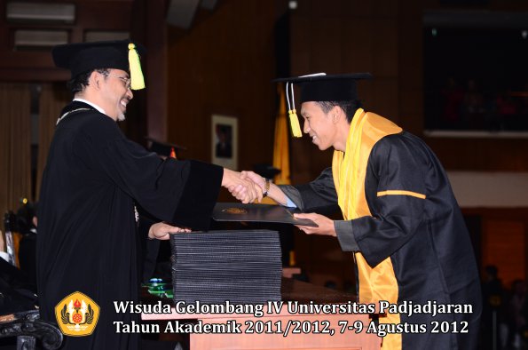 wisuda-unpad-gel-iv-2011_2012-fakultas-ilmu-komunikasi-oleh-dekan-052