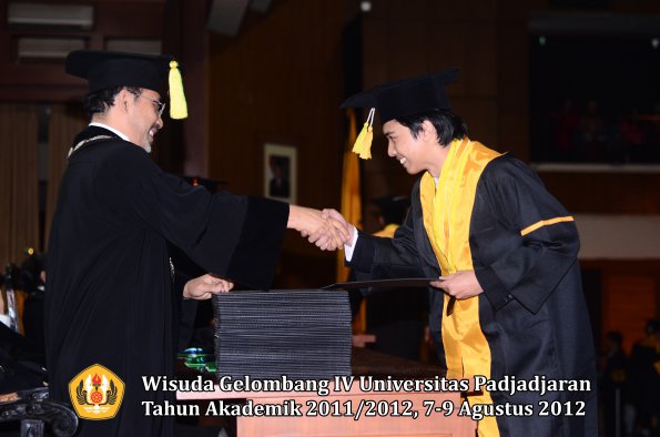 wisuda-unpad-gel-iv-2011_2012-fakultas-ilmu-komunikasi-oleh-dekan-053