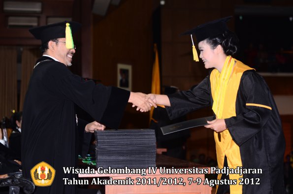 wisuda-unpad-gel-iv-2011_2012-fakultas-ilmu-komunikasi-oleh-dekan-054