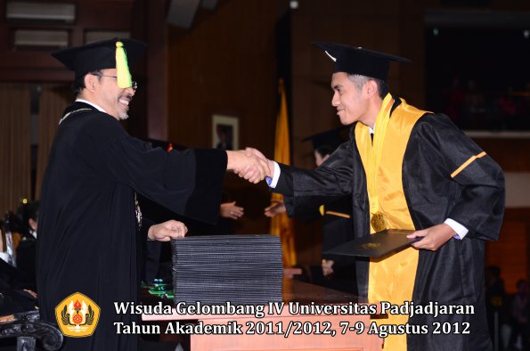 wisuda-unpad-gel-iv-2011_2012-fakultas-ilmu-komunikasi-oleh-dekan-055