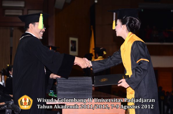 wisuda-unpad-gel-iv-2011_2012-fakultas-ilmu-komunikasi-oleh-dekan-056