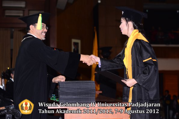 wisuda-unpad-gel-iv-2011_2012-fakultas-ilmu-komunikasi-oleh-dekan-057