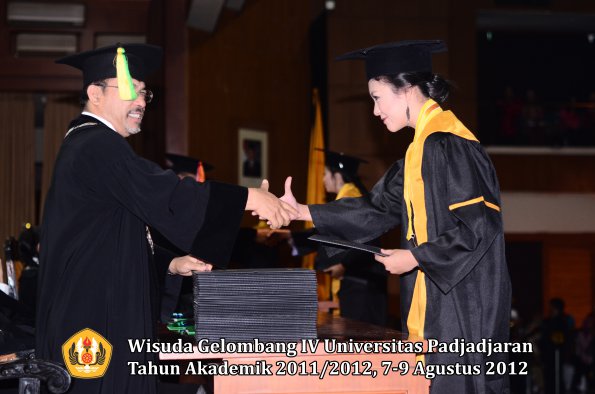 wisuda-unpad-gel-iv-2011_2012-fakultas-ilmu-komunikasi-oleh-dekan-058