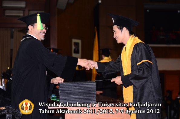 wisuda-unpad-gel-iv-2011_2012-fakultas-ilmu-komunikasi-oleh-dekan-059