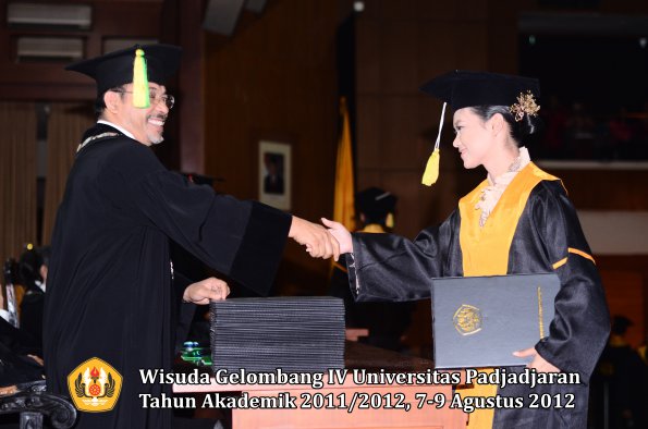 wisuda-unpad-gel-iv-2011_2012-fakultas-ilmu-komunikasi-oleh-dekan-060