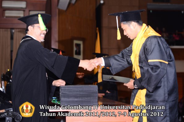 wisuda-unpad-gel-iv-2011_2012-fakultas-ilmu-komunikasi-oleh-dekan-061