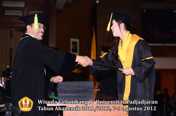 wisuda-unpad-gel-iv-2011_2012-fakultas-ilmu-komunikasi-oleh-dekan-062