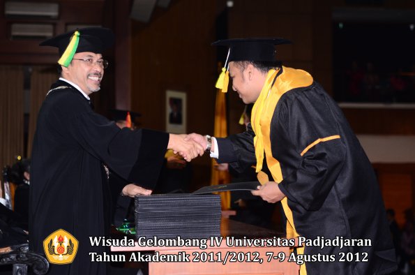 wisuda-unpad-gel-iv-2011_2012-fakultas-ilmu-komunikasi-oleh-dekan-063