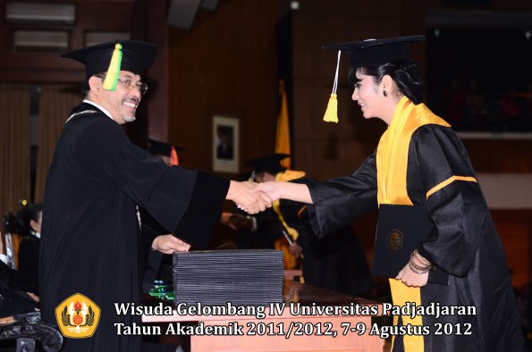 wisuda-unpad-gel-iv-2011_2012-fakultas-ilmu-komunikasi-oleh-dekan-064