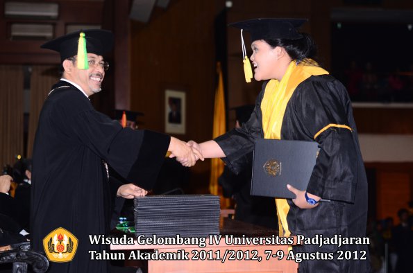 wisuda-unpad-gel-iv-2011_2012-fakultas-ilmu-komunikasi-oleh-dekan-065