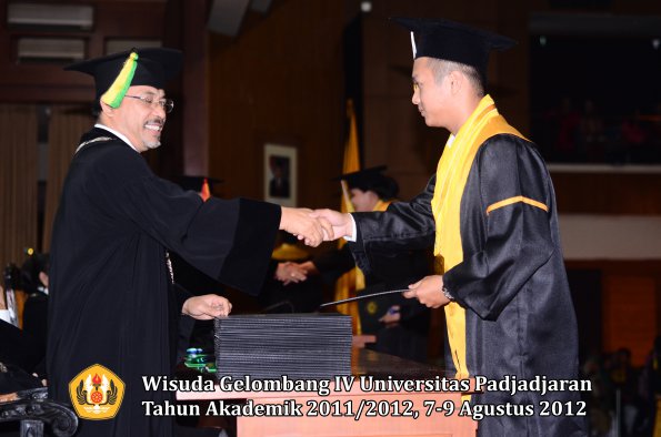 wisuda-unpad-gel-iv-2011_2012-fakultas-ilmu-komunikasi-oleh-dekan-066