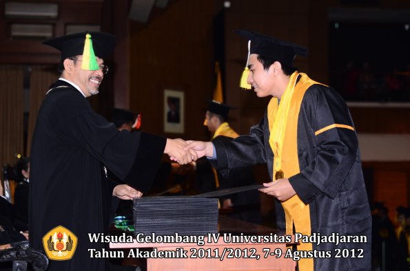 wisuda-unpad-gel-iv-2011_2012-fakultas-ilmu-komunikasi-oleh-dekan-067