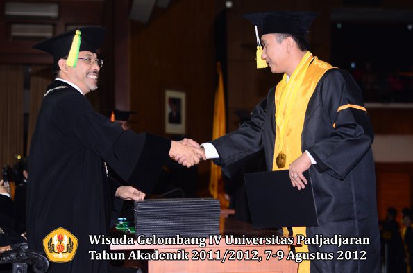 wisuda-unpad-gel-iv-2011_2012-fakultas-ilmu-komunikasi-oleh-dekan-068