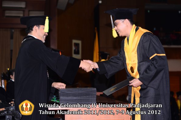 wisuda-unpad-gel-iv-2011_2012-fakultas-ilmu-komunikasi-oleh-dekan-069