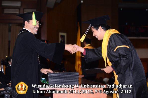 wisuda-unpad-gel-iv-2011_2012-fakultas-ilmu-komunikasi-oleh-dekan-070