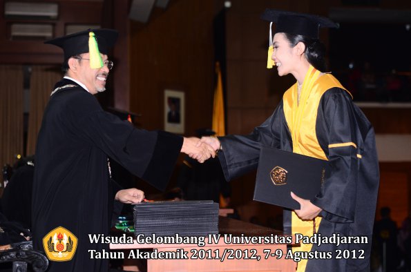 wisuda-unpad-gel-iv-2011_2012-fakultas-ilmu-komunikasi-oleh-dekan-071