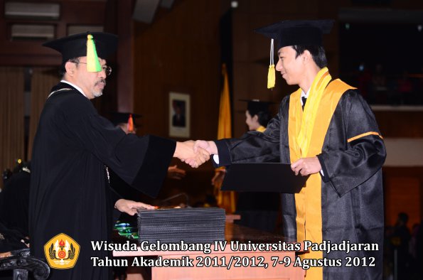 wisuda-unpad-gel-iv-2011_2012-fakultas-ilmu-komunikasi-oleh-dekan-072