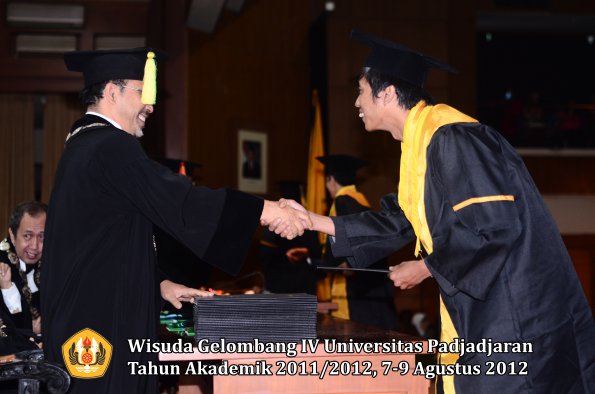 wisuda-unpad-gel-iv-2011_2012-fakultas-ilmu-komunikasi-oleh-dekan-073