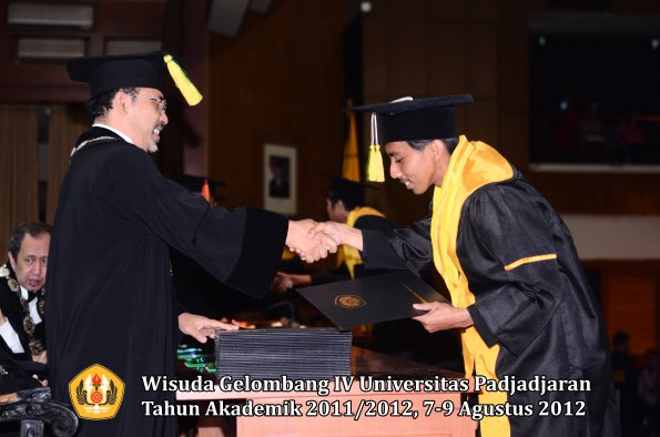 wisuda-unpad-gel-iv-2011_2012-fakultas-ilmu-komunikasi-oleh-dekan-074