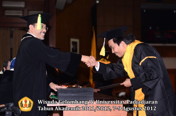 wisuda-unpad-gel-iv-2011_2012-fakultas-ilmu-komunikasi-oleh-dekan-075