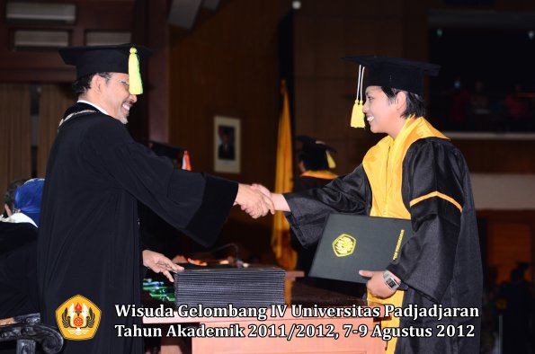 wisuda-unpad-gel-iv-2011_2012-fakultas-ilmu-komunikasi-oleh-dekan-076