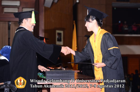 wisuda-unpad-gel-iv-2011_2012-fakultas-ilmu-komunikasi-oleh-dekan-077