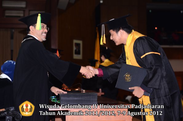 wisuda-unpad-gel-iv-2011_2012-fakultas-ilmu-komunikasi-oleh-dekan-078