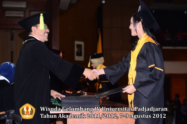 wisuda-unpad-gel-iv-2011_2012-fakultas-ilmu-komunikasi-oleh-dekan-080