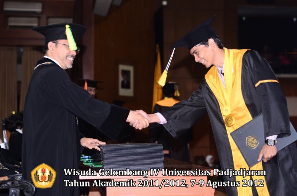 wisuda-unpad-gel-iv-2011_2012-fakultas-ilmu-komunikasi-oleh-dekan-108