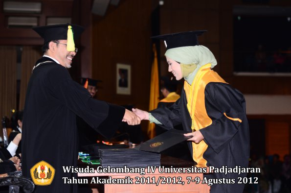 wisuda-unpad-gel-iv-2011_2012-fakultas-ilmu-komunikasi-oleh-dekan-117