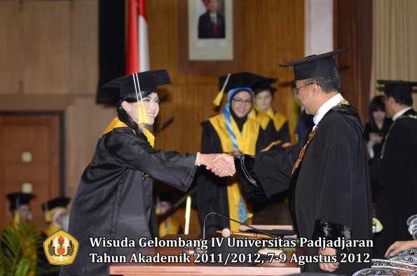 wisuda-unpad-gel-iv-2011_2012-fakultas-ilmu-komunikasi-oleh-rektor-004
