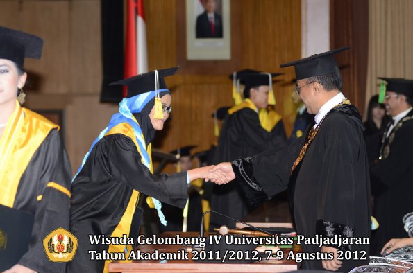 wisuda-unpad-gel-iv-2011_2012-fakultas-ilmu-komunikasi-oleh-rektor-005