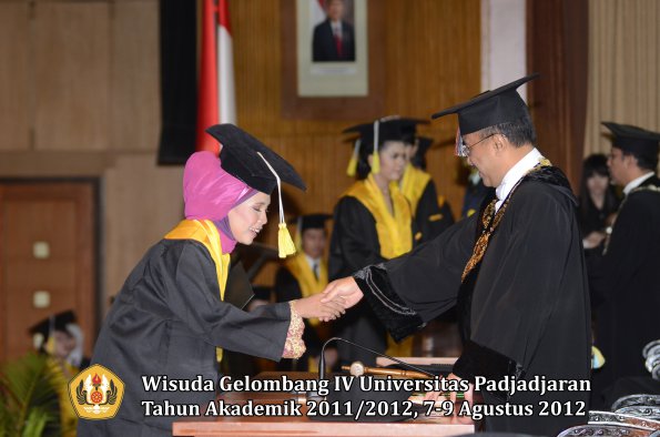 wisuda-unpad-gel-iv-2011_2012-fakultas-ilmu-komunikasi-oleh-rektor-019