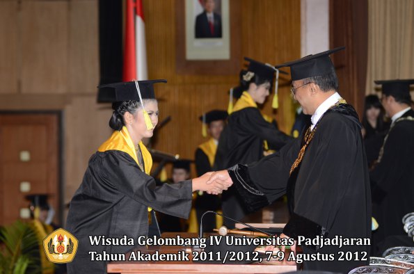 wisuda-unpad-gel-iv-2011_2012-fakultas-ilmu-komunikasi-oleh-rektor-020