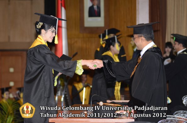 wisuda-unpad-gel-iv-2011_2012-fakultas-ilmu-komunikasi-oleh-rektor-021