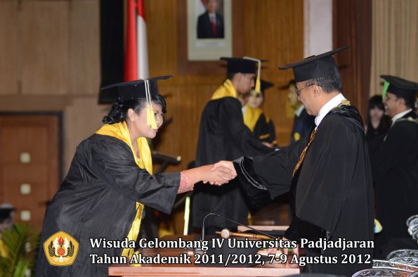 wisuda-unpad-gel-iv-2011_2012-fakultas-ilmu-komunikasi-oleh-rektor-022