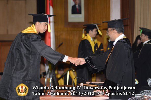 wisuda-unpad-gel-iv-2011_2012-fakultas-ilmu-komunikasi-oleh-rektor-023