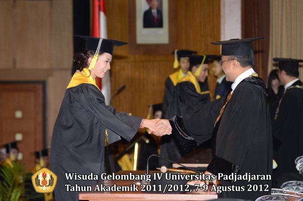 wisuda-unpad-gel-iv-2011_2012-fakultas-ilmu-komunikasi-oleh-rektor-025