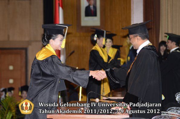 wisuda-unpad-gel-iv-2011_2012-fakultas-ilmu-komunikasi-oleh-rektor-028