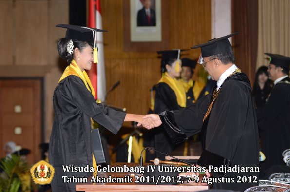 wisuda-unpad-gel-iv-2011_2012-fakultas-ilmu-komunikasi-oleh-rektor-029