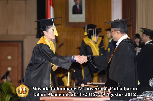 wisuda-unpad-gel-iv-2011_2012-fakultas-ilmu-komunikasi-oleh-rektor-030