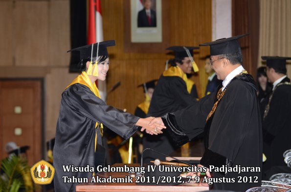 wisuda-unpad-gel-iv-2011_2012-fakultas-ilmu-komunikasi-oleh-rektor-031