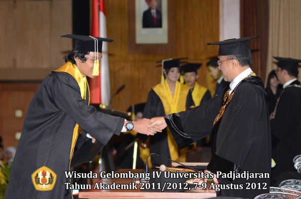 wisuda-unpad-gel-iv-2011_2012-fakultas-ilmu-komunikasi-oleh-rektor-032