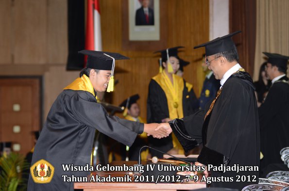 wisuda-unpad-gel-iv-2011_2012-fakultas-ilmu-komunikasi-oleh-rektor-034